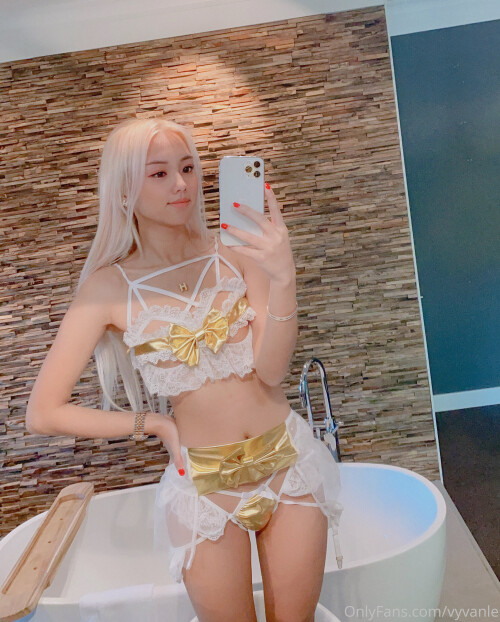 Vyvan Le Nude Leaked Onlyfans Photo