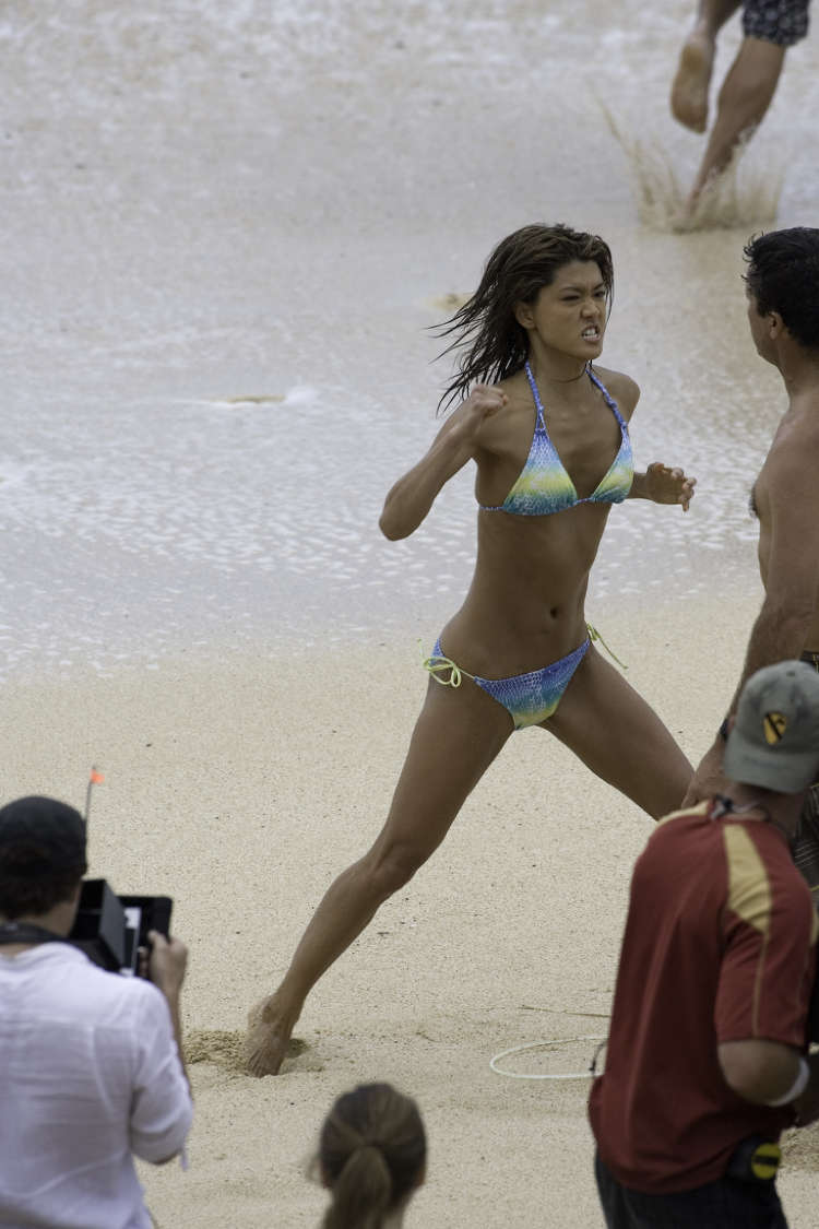 BIKINI-CANDIDS-ON-THE-SET-OF-HAWAII-FIVE-0-SEASON-1-09.jpg