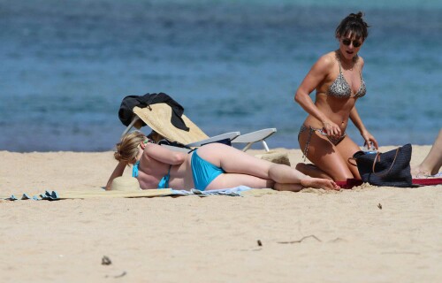 Bikini-at-a-Beach-in-Hawaii-Feb-13-2012-03-3.md.jpg