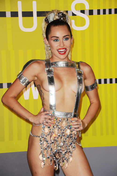 Cyrus_Miley_-_im_Body_150_-_151.md.jpg