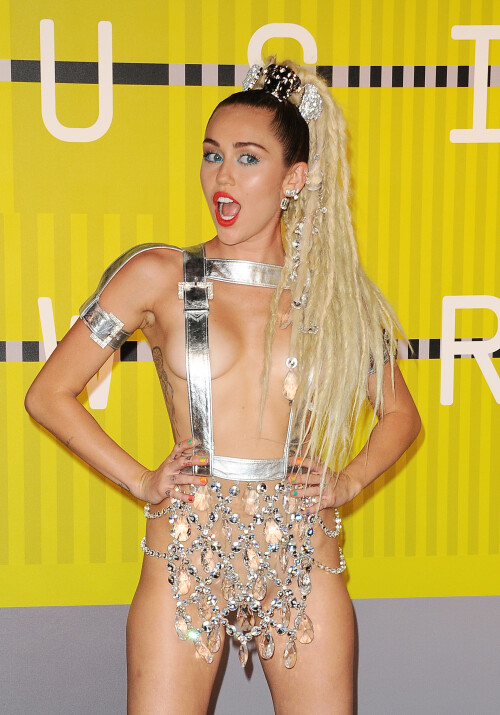 Cyrus_Miley_-_im_Body_150_-_156.md.jpg