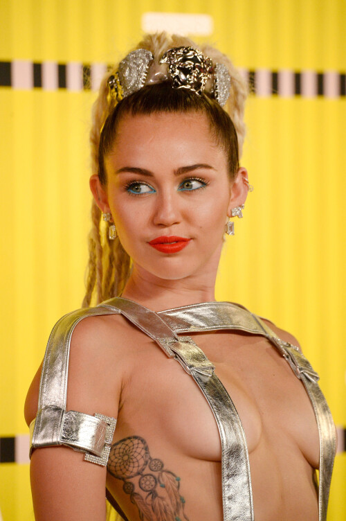 Cyrus_Miley_-_im_Body_150_-_165.md.jpg