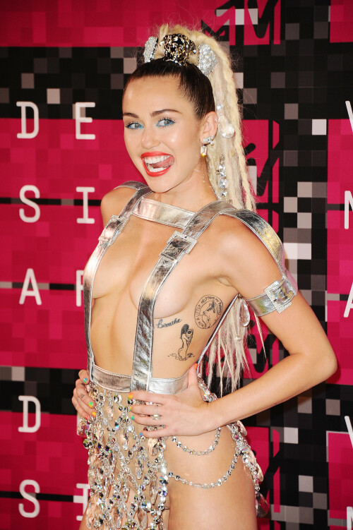 Cyrus_Miley_-_im_Body_150_-_225.md.jpg
