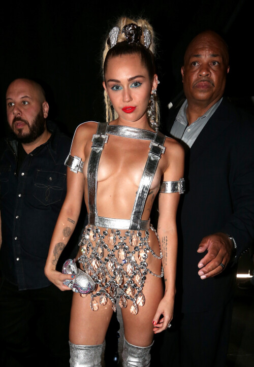 Cyrus_Miley_-_im_Body_150_-_261.md.jpg