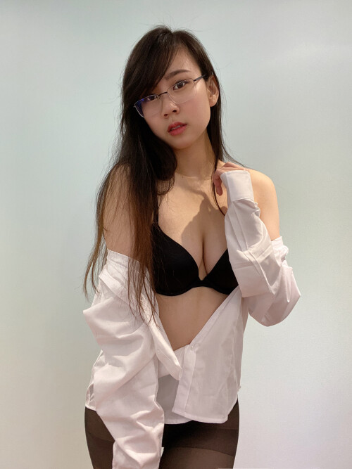 FOo7zD4XIAg51RM.md.jpg