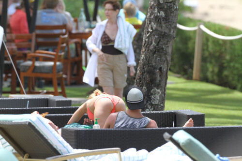 Hayden-Panettiere_orange_bikini_candids_playing__tennis_in_hawaii_01_122_123lo.jpg