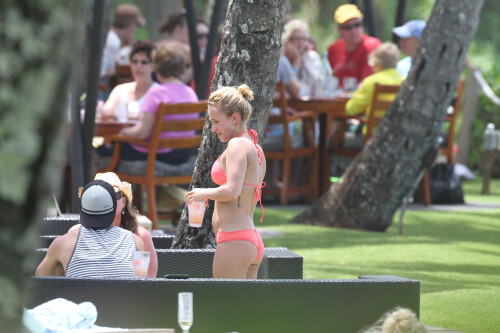 Hayden-Panettiere_orange_bikini_candids_playing__tennis_in_hawaii_03_122_133lo.jpg