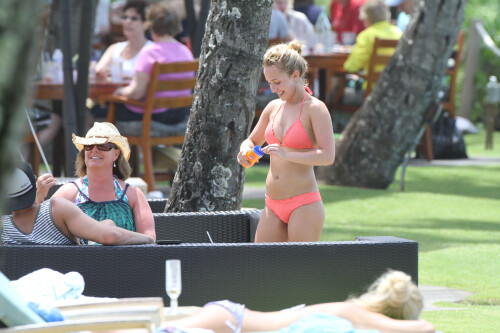 Hayden-Panettiere_orange_bikini_candids_playing__tennis_in_hawaii_09_122_893lo.jpg