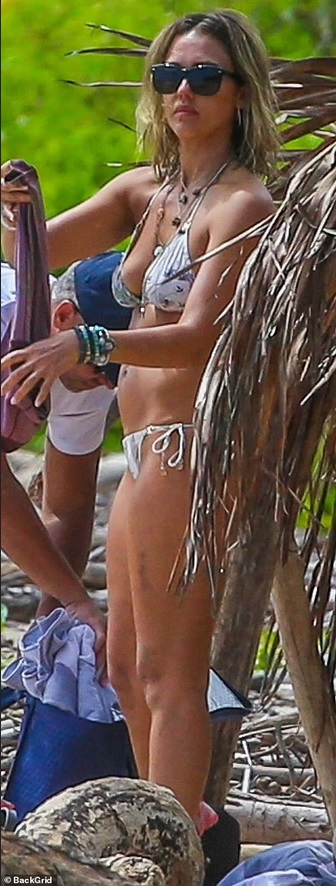 Jessica_Alba_New_Hawaii_Bikini_1.jpg