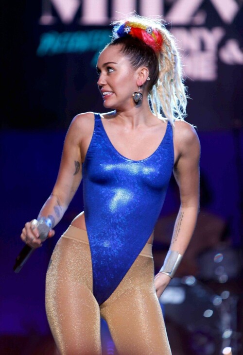Miley-Cyrus-Hilarity-for-Charity-Event-503.md.jpg