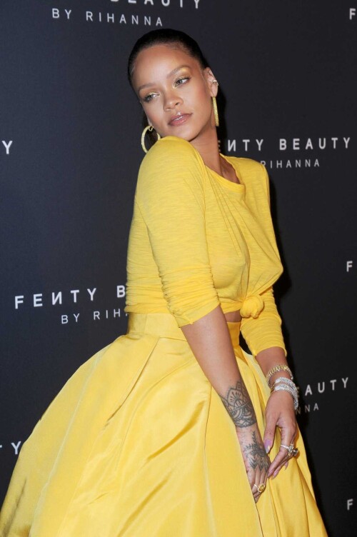 Rihanna-Braless-108.md.jpg