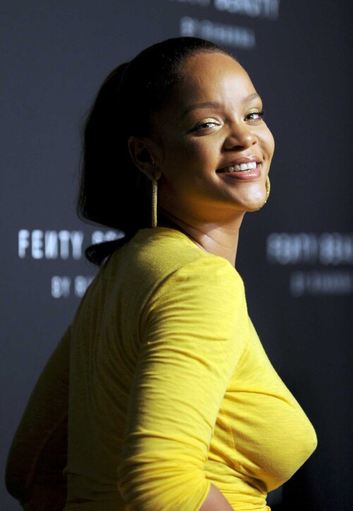 Rihanna-Braless-112.md.jpg