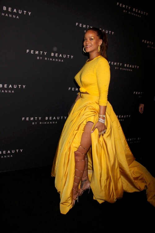 Rihanna-Braless-116.md.jpg