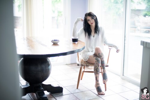 SuicideGirls Ivory Caught The Light 01