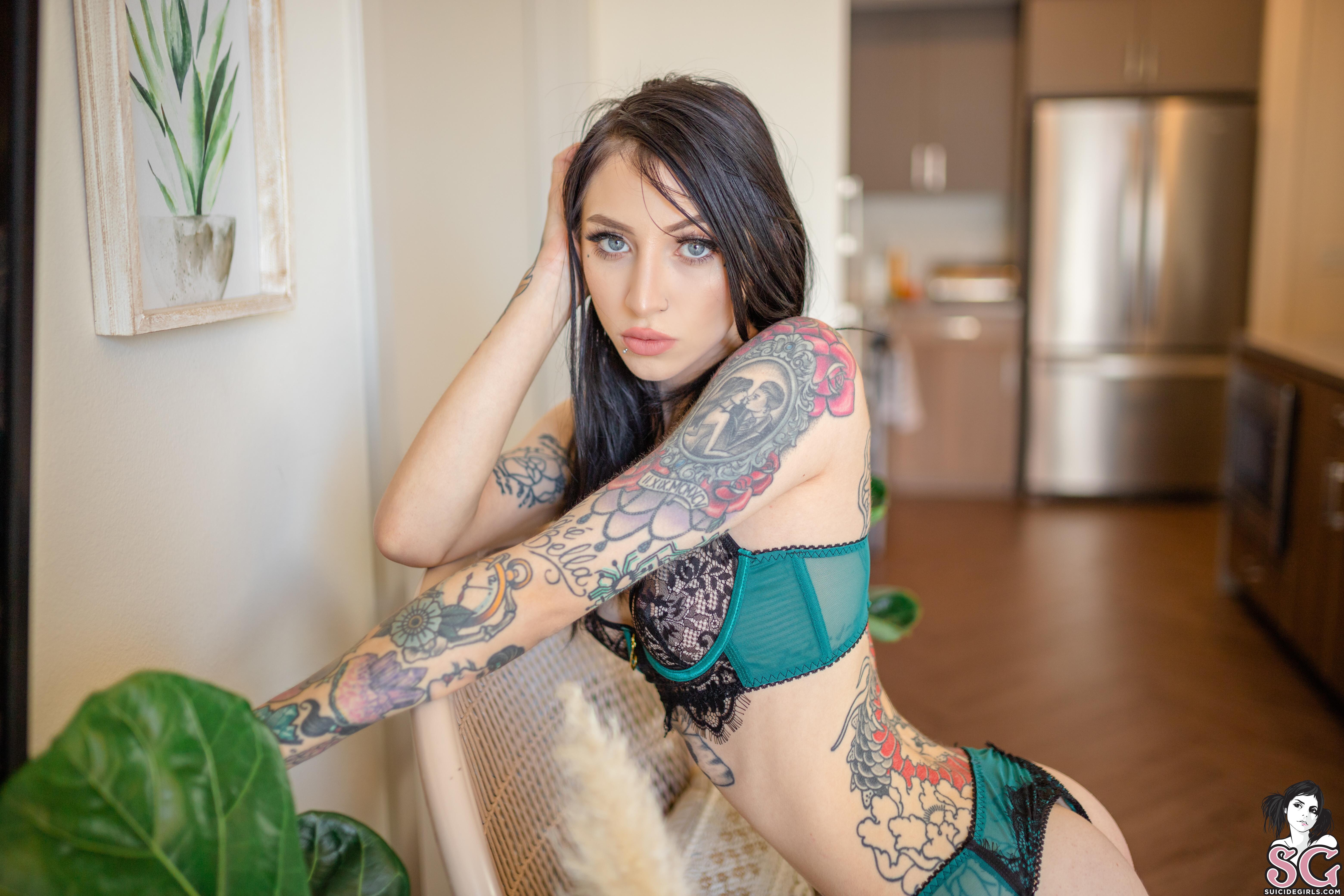 SuicideGirls-Ivory---Elegance-And-Poise-08.jpg