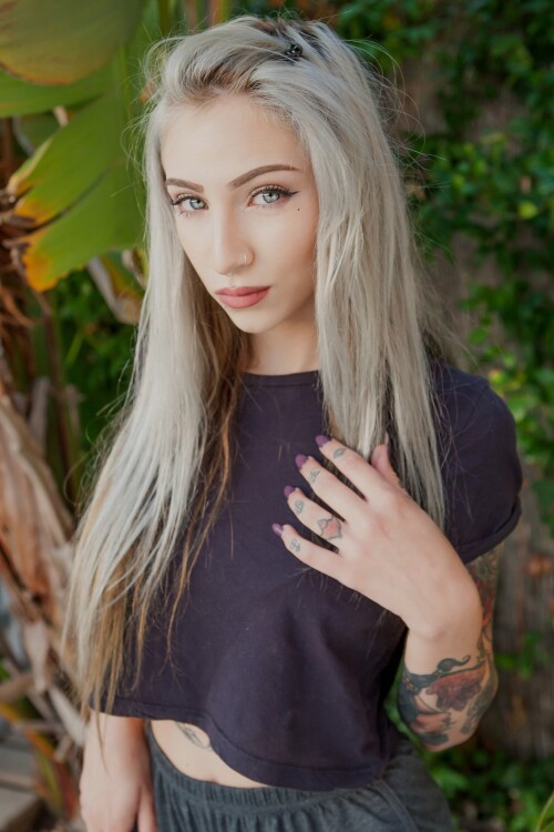 SuicideGirls-Ivory--Sunshower-01.jpg