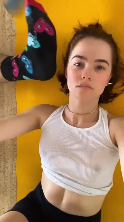 Zoey-Deutch-75718366_2679276405641421_4394195252563717791_n_032.jpg