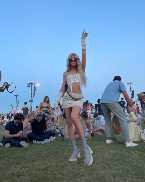 alissaviolet_278469519_1640892732942415_8495332715100871952_n.md.jpg