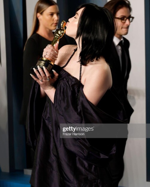 billieeilishbr_277362780_1328451544320949_1120607155993058845_n.md.jpg