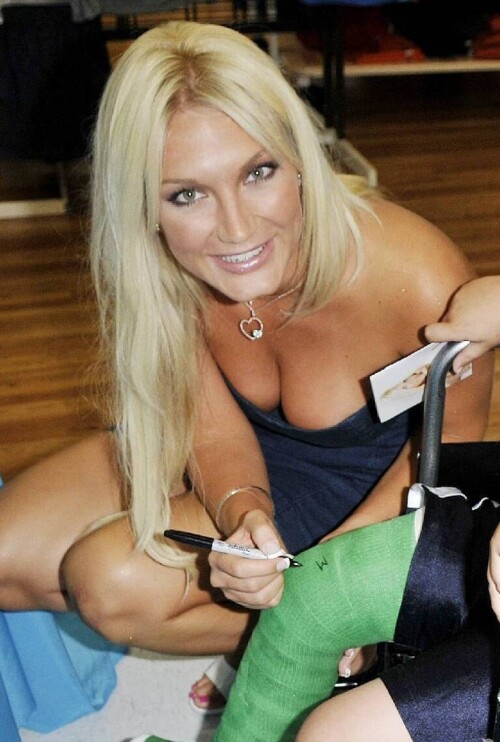 brooke_hogan_autographs7_lg_122_424lo.jpg