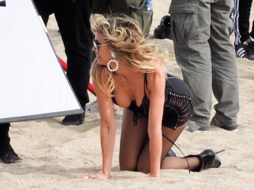 heidi-klum-sensual-photoshoot-at-a-beach-in-mykonos-island-2021-22.md.jpg