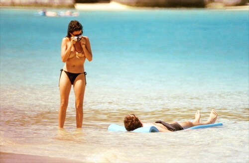 penelope-cruz-topless_at_the_beach_in_the_vrgin_islands_03_123_157lo.jpg