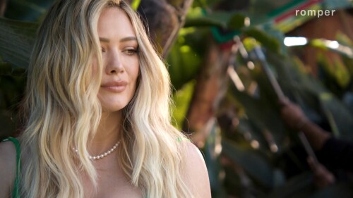 y2mate.com---Hilary-Duff-Plays-Never-Have-I-Ever-Mom-Edition-Romper_1080p.mp4_snapshot_01.38_2022.02.28_04.20.47.md.jpg